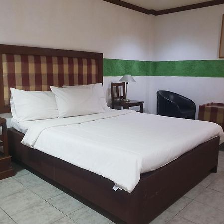 Saltimboca Tourist In Hotell Bacolod Eksteriør bilde